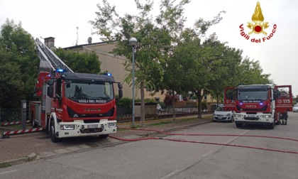 Pannelli fotovoltaici in cortocircuito, fiamme sul tetto di un'abitazione a Mira