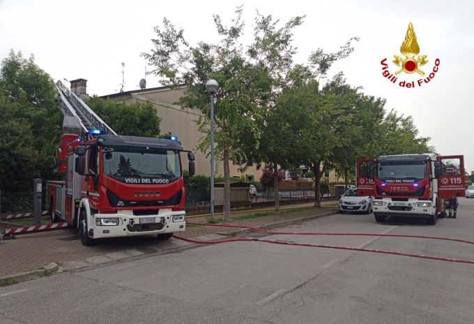 Pannelli fotovoltaici in cortocircuito, fiamme sul tetto di un’abitazione a Mira
