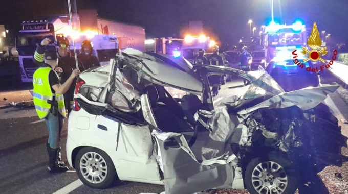 Fiat Panda si schianta contro un camion sull’A4, morta una 20enne