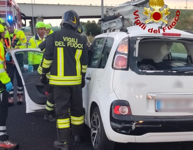 Tir perde una ruota che travolge un’auto sull’altra corsia, morta 64enne sull’A4