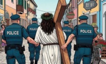 Per l'addio al celibato si traveste da Gesù e trascina una croce, multa da 200 euro per il futuro sposo