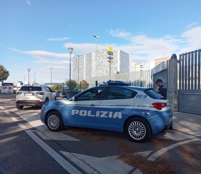 Rapinato al bancomat con un coltello alla schiena: fermati i due malviventi