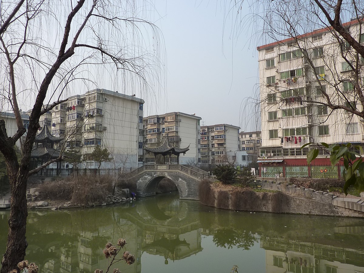 1200px-Yangzhou_-_Caohe_near_YingEn_Pavilion_-_P1070246