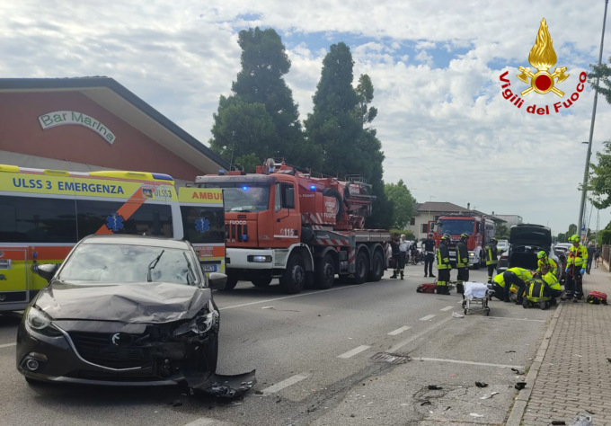 Scontro tra un’auto e uno scooter, giovane motociclista finisce sotto un SUV