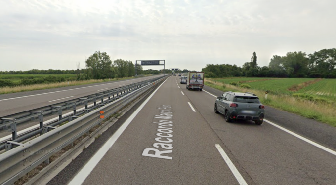 Perde il controllo dell’auto e finisce contro il guardrail, automobilista in gravi condizioni