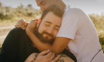 Coppia gay vessata dal vicino omofobo a Marcon, costretta a cambiare casa