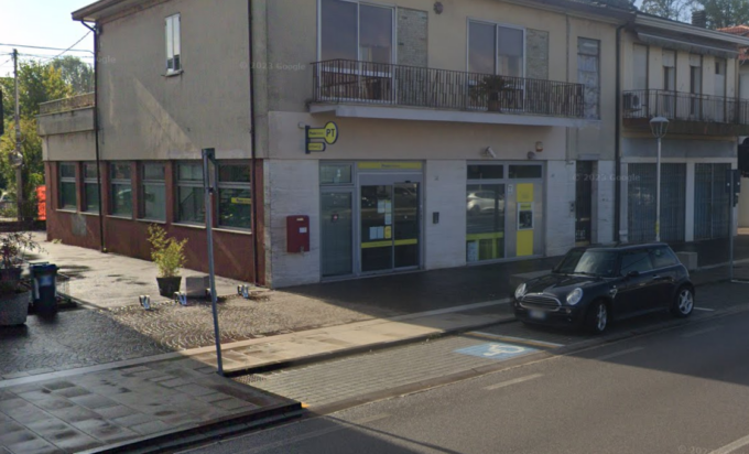 Finto operatore di Poste Italiane raggira un’anziana al telefono, truffa sventata con l’aiuto delle impiegate