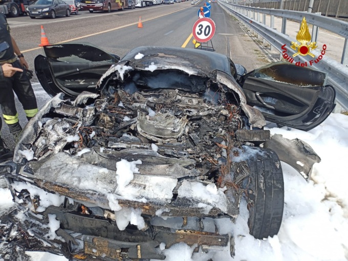 Fumo dall’auto mentre partecipa a una gara di corsa, Ferrari distrutta dalle fiamme