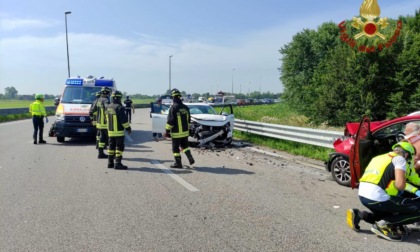 Auto imbocca la rotonda contromano e c'è il frontale, tre feriti