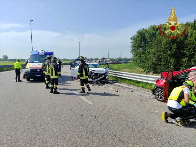 Auto imbocca la rotonda contromano e c’è il frontale, tre feriti