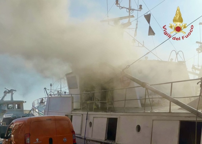 Peschereccio in fiamme nel mercato ittico di Lusenzo: nessun ferito