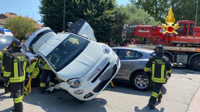 Scontro tra tre auto a Mestre, una rimane in bilico e rischia di ribaltarsi