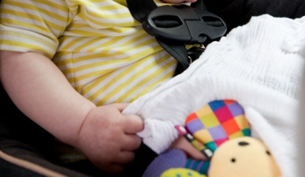 Dimentica la figlia in auto, bimba di un anno muore per il caldo