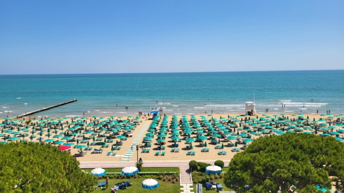 Bimbo rischia di annegare a Jesolo, non sono stati i bagnini a salvarlo: “Rianimato da tre dottori presenti sulla spiaggia”