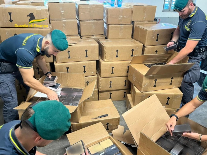 Sequestrati oltre 7mila profumi contraffatti, erano nascosti in un tir che trasportava macchinari