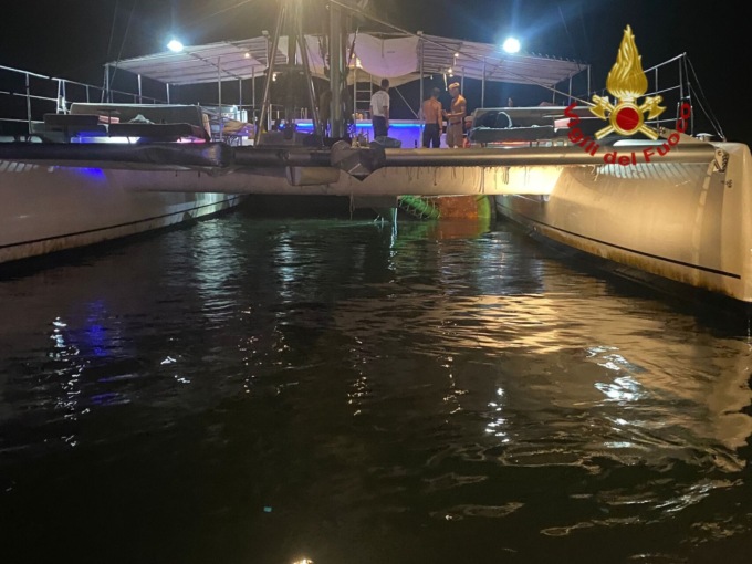 Catamarano resta incastrato su una boa di segnalazione, 50 turisti bloccati in mare