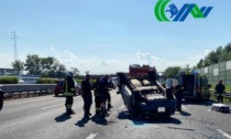 Auto con roulotte al traino esce di strada sul Passante di Mestre e finisce rovesciata, tre feriti