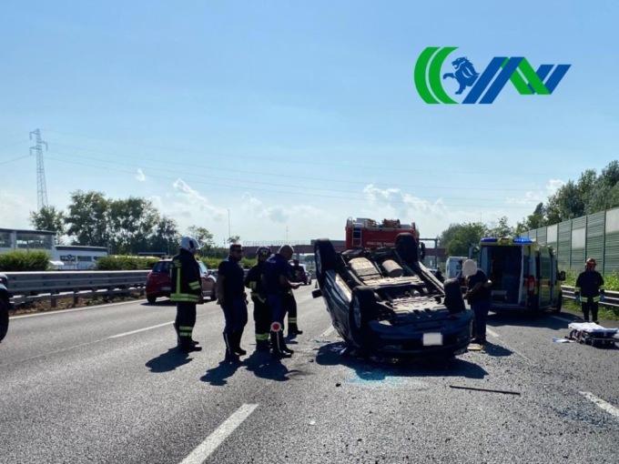 Auto con roulotte al traino esce di strada sul Passante di Mestre e finisce rovesciata, tre feriti