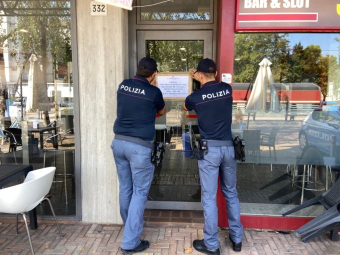 Violenta rissa al Bar 332, sedie e tavoli rovesciati: locale chiuso per 7 giorni
