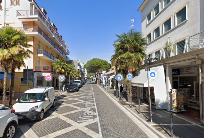 Armati di coltello minacciano e rapinano un minorenne a Jesolo