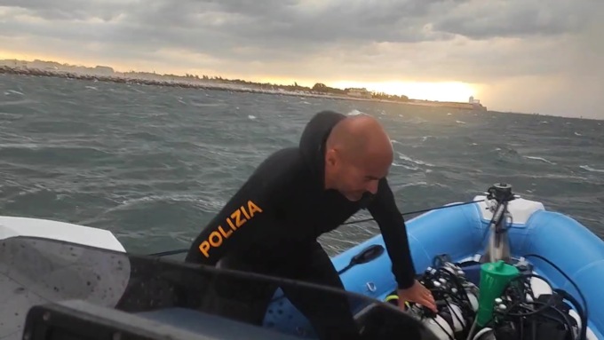 Sommozzatori salvano famiglia con 4 bambini bloccata in mare su una barca mentre arriva la tempesta