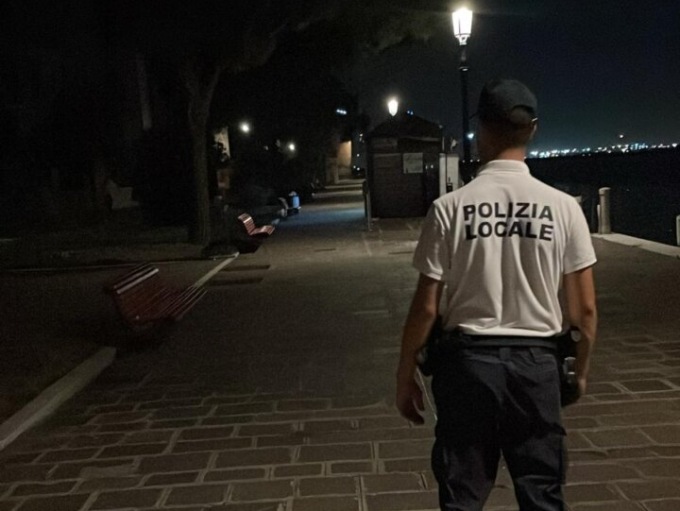 Gira a petto nudo per la stazione, poi si tuffa nel bacino di Santa Chiara
