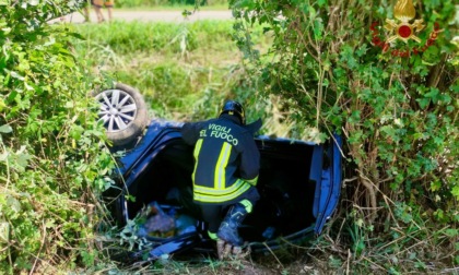 Auto finisce in un fossato, madre e figlio rimangono incastrati: salvati dai vigili del fuoco