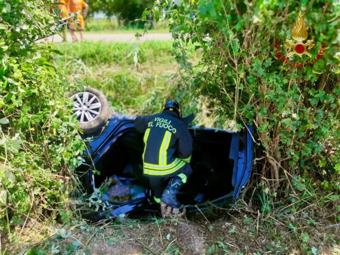 Auto finisce in un fossato, madre e figlio rimangono incastrati: salvati dai vigili del fuoco