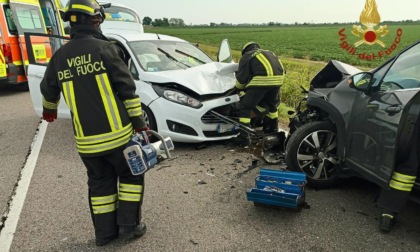 Scontro frontale tra due auto a Venezia, feriti in quattro