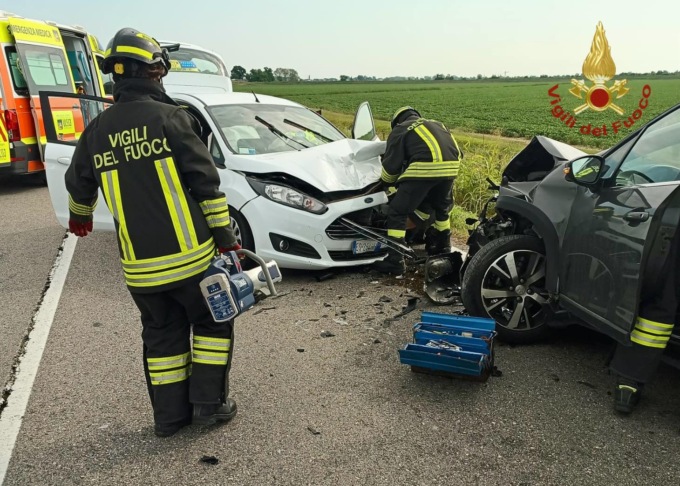 Scontro frontale tra due auto a Venezia, feriti in quattro
