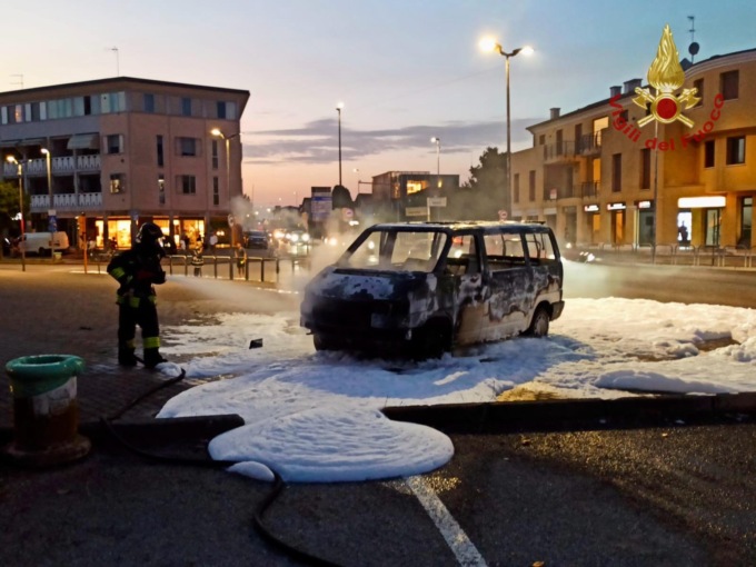 Incendio a Scorzè, pullmino in sosta avvolto dalle fiamme