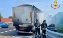 Rimorchio di un camion in fiamme sulla A4, l'autista riesce a sganciarlo in tempo