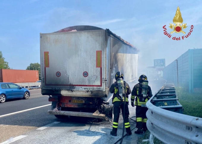 Rimorchio di un camion in fiamme sulla A4, l’autista riesce a sganciarlo in tempo