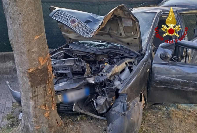 Auto si schianta contro un albero a Salzano, feriti gravemente due bambini