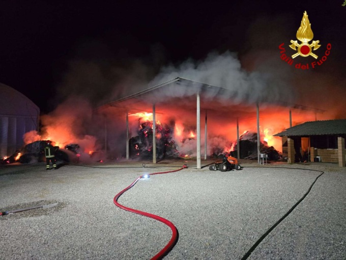 Incendio in un’azienda agricola di Gruaro, a fuoco 700 quintali di balle di fieno