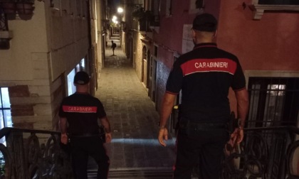 Vede due ladri entrare in una casa e chiama i Carabinieri, fermati due quarantenni