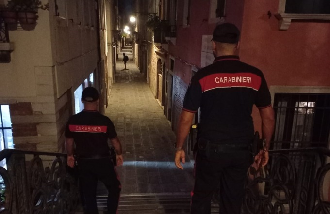 Vede due ladri entrare in una casa e chiama i Carabinieri, fermati due quarantenni