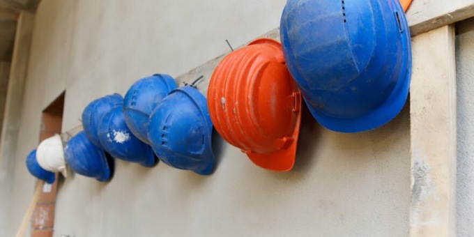 Ripara una perdita d’olio alla barca e si ustiona le braccia, ferito un operaio