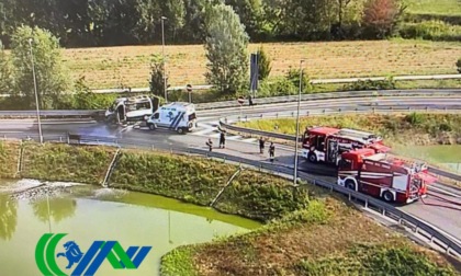 Furgone in fiamme sul Passante di Mestre, l'autista si salva per un soffio. Olio fuoriesce sulla carreggiata