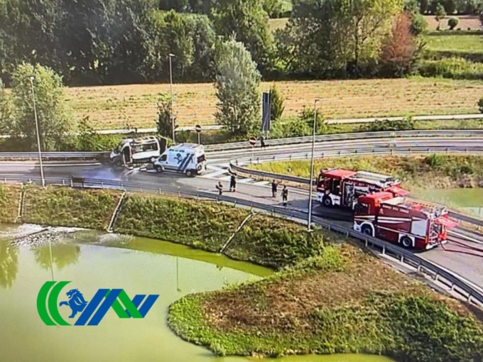 Furgone in fiamme sul Passante di Mestre, l’autista si salva per un soffio. Olio fuoriesce sulla carreggiata