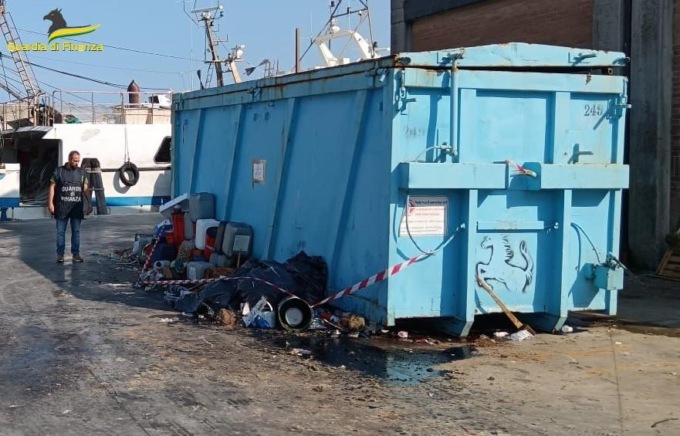 Discarica abusiva nel mercato ittico di Chioggia, sequestrati 25mila chili di rifiuti pericolosi