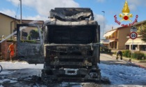 Incendio a Campolongo Maggiore, camion autospurgo distrutto dalle fiamme