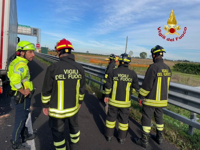 Autoarticolato tamponato da uno scooter in A4, ferito il motociclista