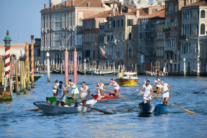 Regata Storica in Canal Grande, le “Giovanissime” protestano: “fischi e molestie durante gli allenamenti”