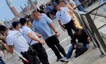 Derubato in piazza San Marco, turista insegue il borseggiatore e gli rompe il naso con un pugno