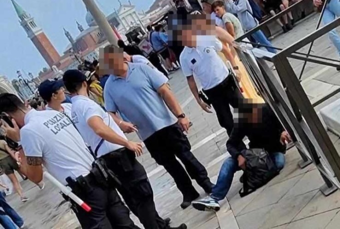Derubato in piazza San Marco, turista insegue il borseggiatore e gli rompe il naso con un pugno