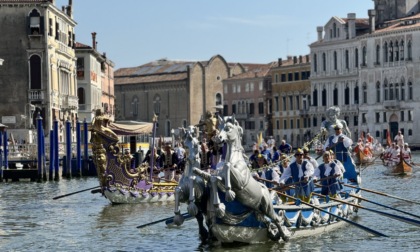 Più di 65mila spettatori alla Regata Storica: l'elenco dei vincitori e la contestazione al sindaco Brugnaro