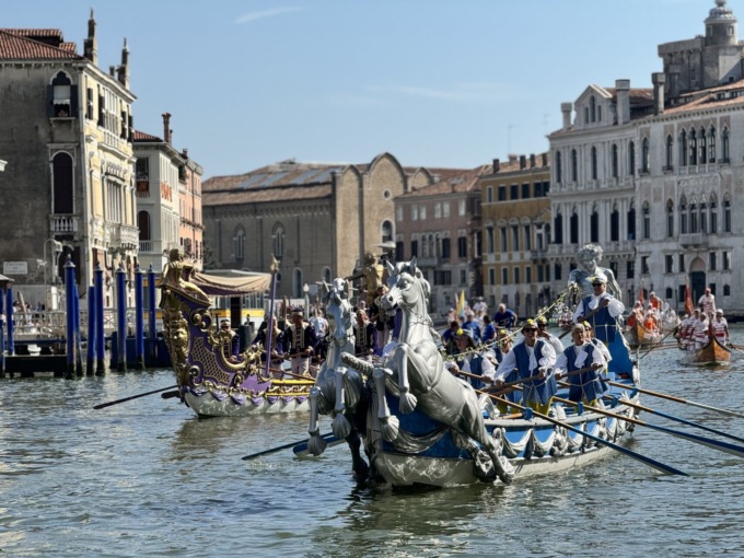 Più di 65mila spettatori alla Regata Storica: l’elenco dei vincitori e la contestazione al sindaco Brugnaro