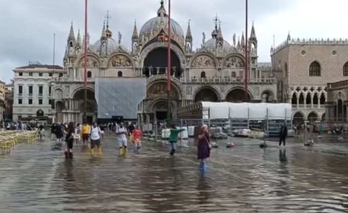 Piazza San Marco allagata, ma il Mose non si alza e scoppiano le polemiche: “Livello acqua ben sopra i limiti”