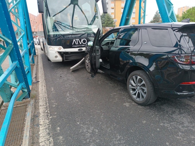 Frontale tra un Suv e un bus Atvo sul Ponte della Vittoria a San Donà di Piave